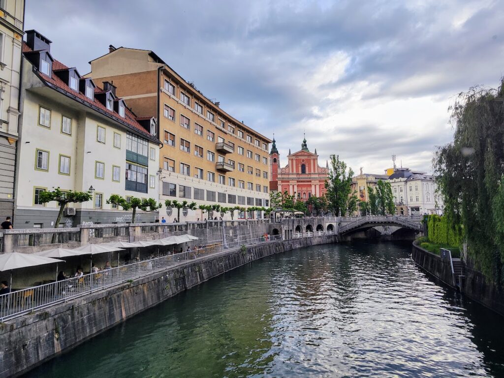 Pasea-por-el-Rio-en-el-centro-de-la-ciudad